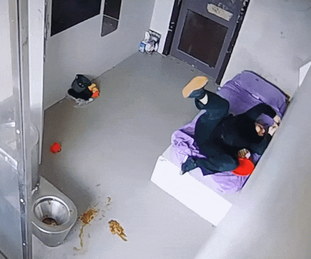 她精神失常故意偷东西求坐牢,结果进了监狱,她连喝20升水硬把自己毒死了... - 8