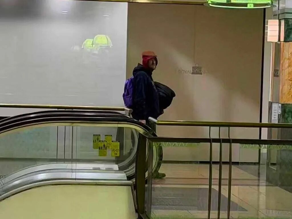 微信群狂传!男子闯入墨唐人街附近两家店,连续暴打女店员,警方调查监控 - 5