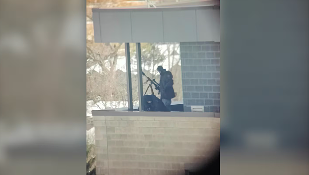 视频疯传!滑铁卢大学区万人街头派对惊现警方“狙击手”(组图) - 6