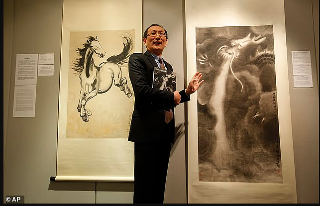 美国男子傻眼:父亲从中国带回的画卷,竟被45美元卖了!他坚称其中藏着“真迹” - 2