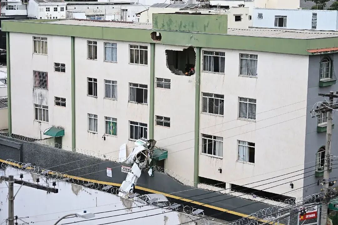 惨剧！飞机撞进居民楼致多人死伤，住户尖叫逃生，遍地残骸（组图） - 3