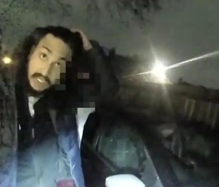 全英震怒！凶手连捅男孩6刀后，一句“他种族歧视”，警察乖乖把受害者铐上了... - 6