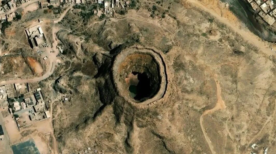 也门蜘蛛侠无保护攀岩坠亡，直接掉进火山口！喜欢假装脱手吓人，这次成真了... - 8