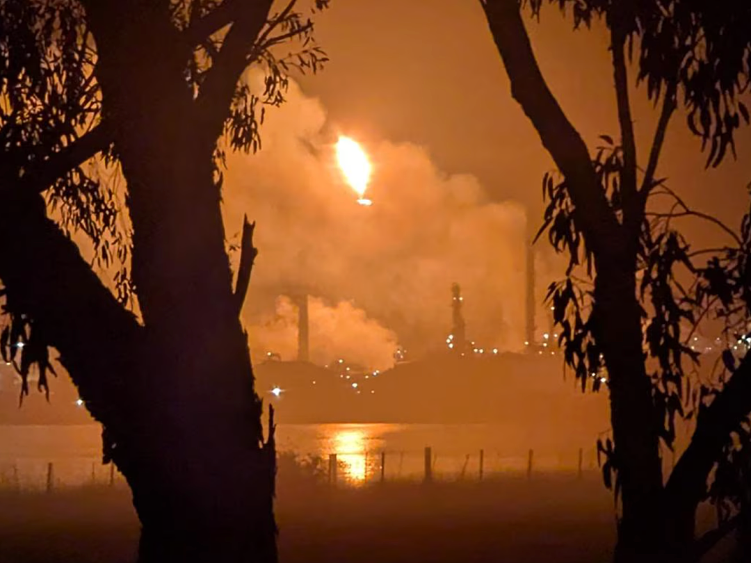 澳洲炼油厂大爆炸！火烧13小时产能骤降40%，总理紧急发声，油价却意外下跌（组图） - 1