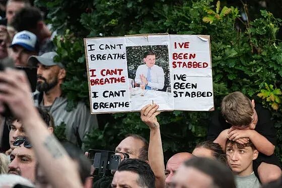 英国男生被移民连捅数刀，警察到场轻信“种歧”，反将受害者拷住！男生在绝望中死去...（组图） - 13