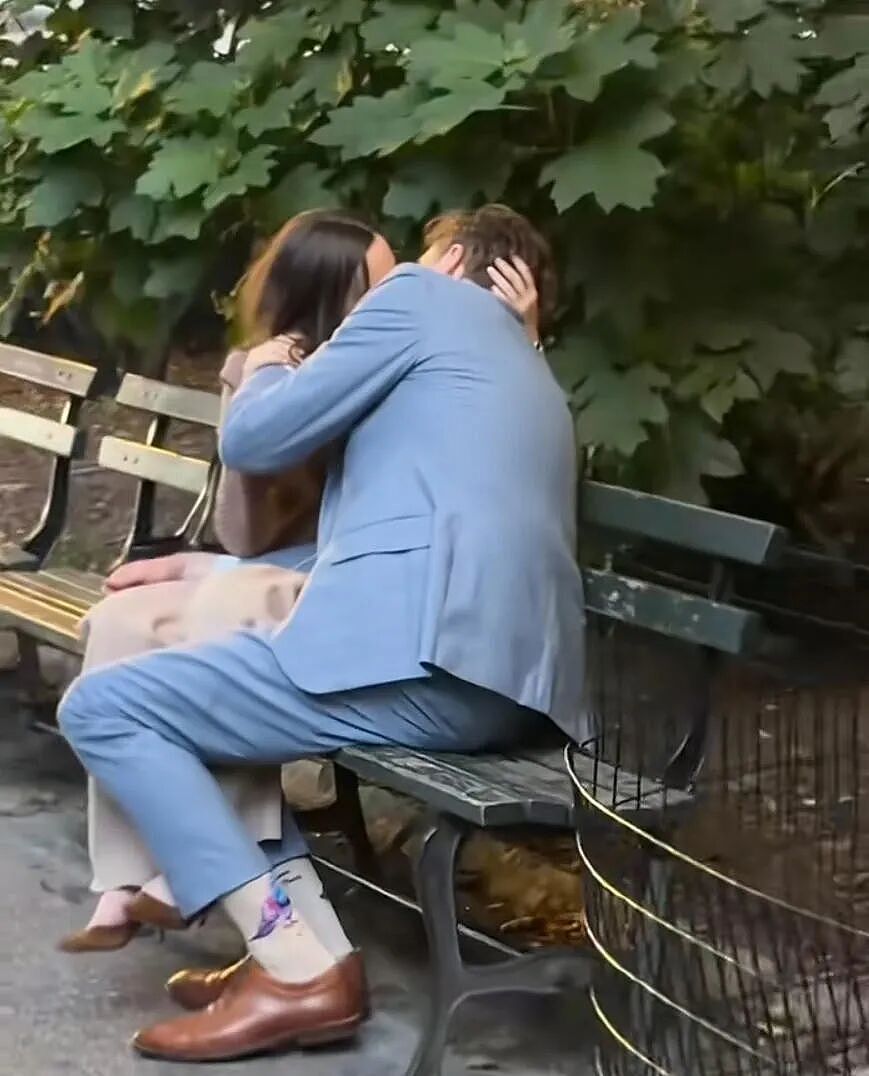 网红在纽约中央公园拍到情侣忘情拥吻！网友：这俩反应不对劲，有瓜！果然..... - 3
