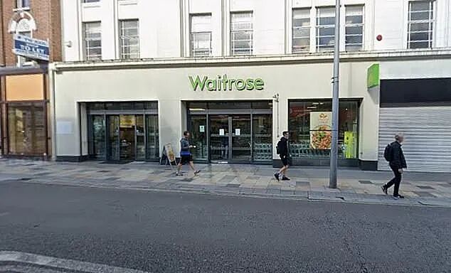英国超市老员工拦截小偷竟遭解雇，17年忠诚不敌公司冷漠安全准则（组图） - 2