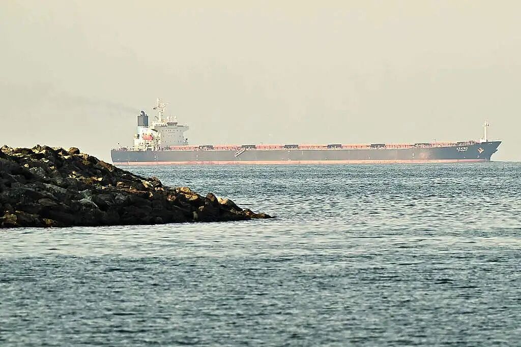 一艘油轮在阿联酋附近海域遭不明飞弹袭击（组图） - 1