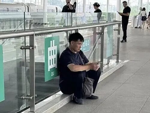被骗3万的大衣哥,人设彻底立住了(组图) - 3