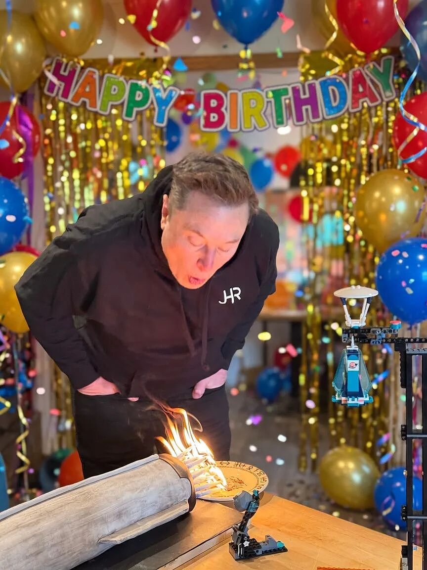 傻眼！马斯克55岁生日照翻车，一个标签引爆质疑，印度裔女友也在场！（组图） - 3
