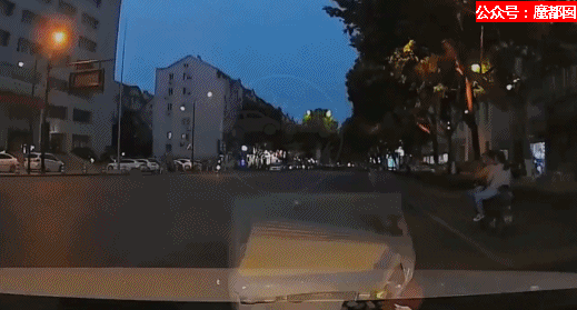 离谱！儿童独自外出冲上马路险被撞，引发安全关注（组图） - 52