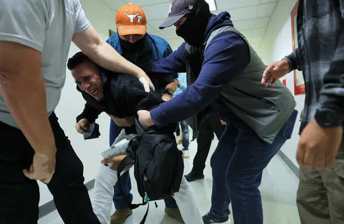 司法部承认ICE错捕！上千移民遭殃：律师要求释放所有扣押者 - 1