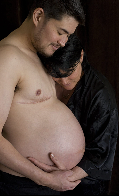 世界上第一个怀孕的男人！孕照曾轰动世界，如今18年过去他过成这样... - 5