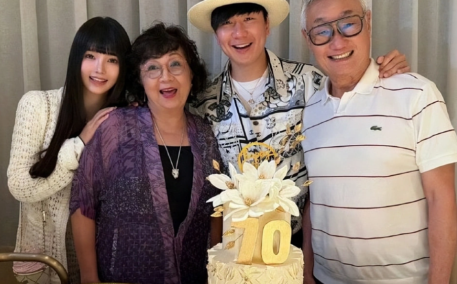 林俊杰出席女友毕业典礼，高调晒毕业照！母亲全程陪同，打破分手传闻（组图） - 3
