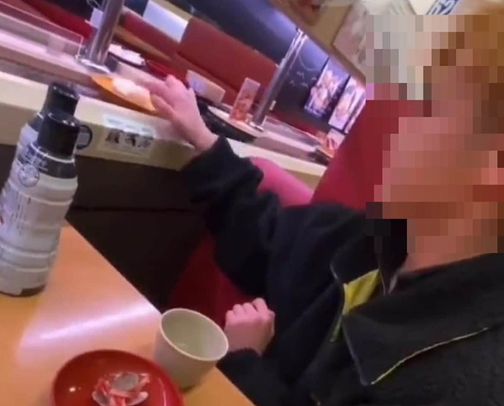 日本回转寿司天塌了!一男子把洗洁精倒在寿司上,视频全网发酵(组图) - 1