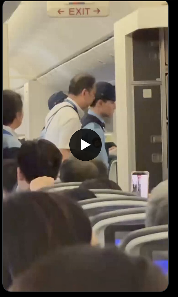 又一起！美联航飞旧金山途中紧急备降东京，华人中年女子被警方带走，网传目击者曝更多细节 - 2