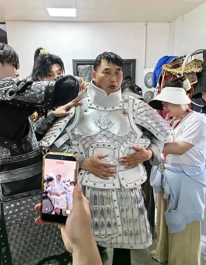 被骗3万的大衣哥,人设彻底立住了(组图) - 5