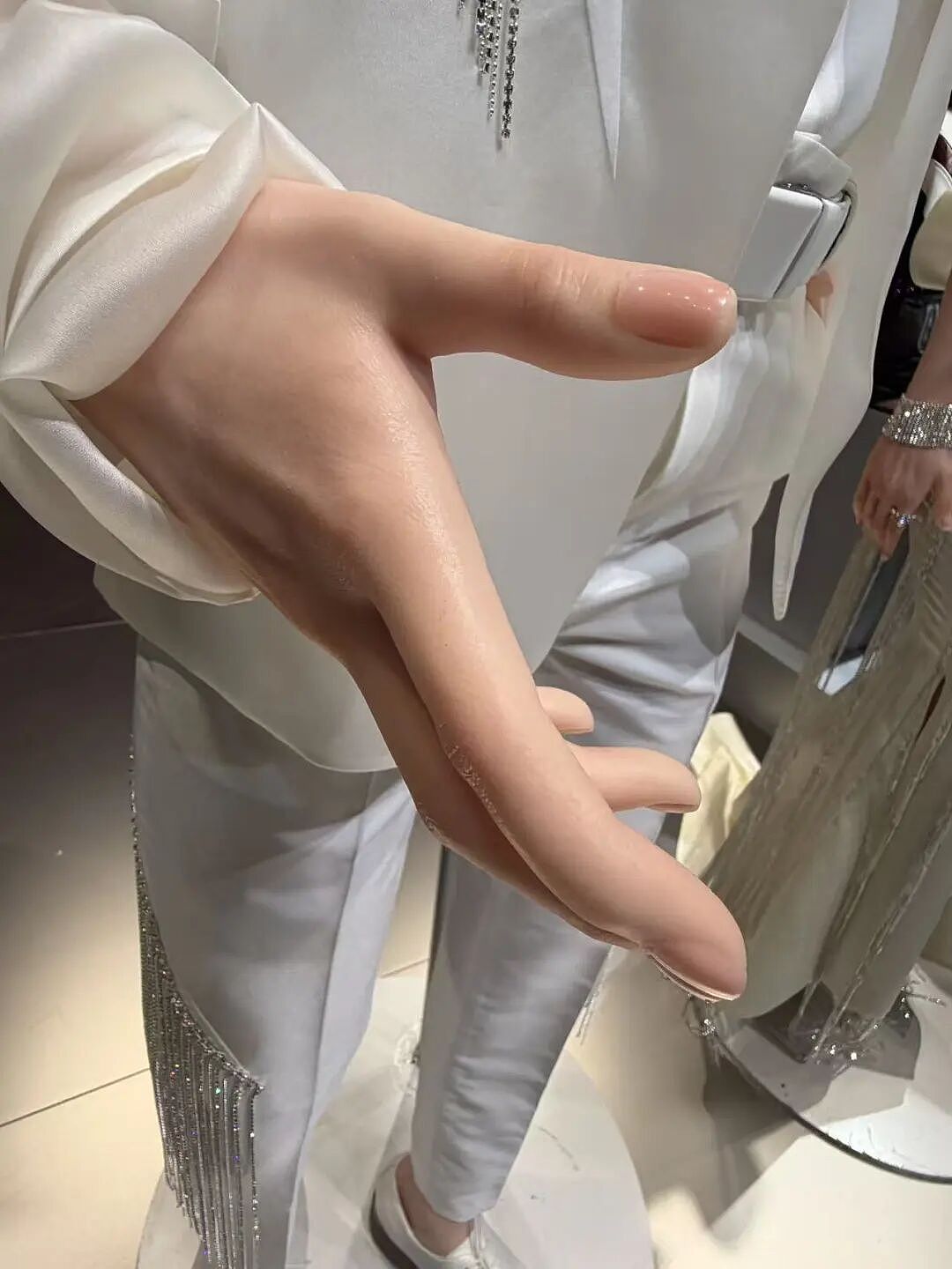 “机器人伴侣”订单破1万台，仅限成人购买！Pro版16.98万，Ultra男女版各99万、88万，公司CEO回应：量产、技术难度较高 - 5
