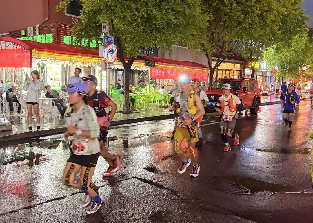 “花上千报名费泥坑打滚”,这网红运动看着自由、做起来暗藏危险 - 3