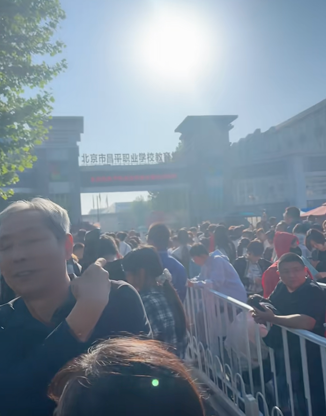 凌晨三点,北京家长在职业学校的门口排起了长队(组图) - 1