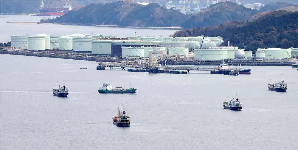 日韩超市塑料袋涨价、医院输液袋断供，中国为什么